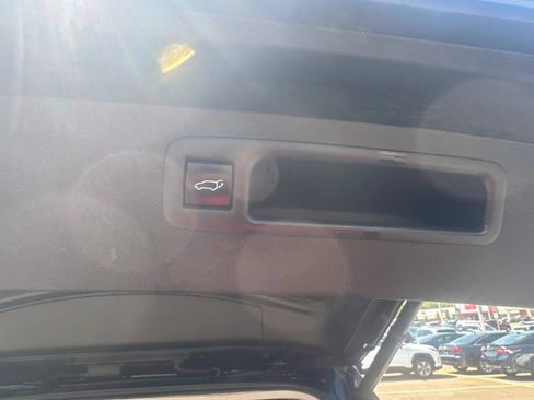 Used 2022 Toyota Highlander XLE AWD/4WD image 33