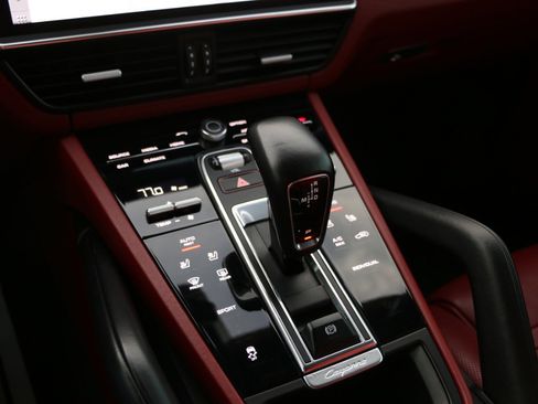 Used 2020 Porsche Cayenne w/ Premium Package image 25