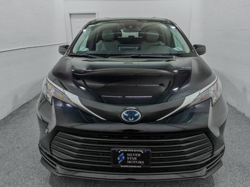Used 2025 Toyota Sienna XLE AWD/4WD image 3