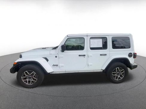 Used 2025 Jeep Wrangler Unlimited Sahara AWD/4WD image 9