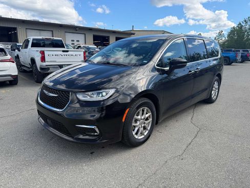 Used 2024 Chrysler Pacifica Touring-L FWD image 3