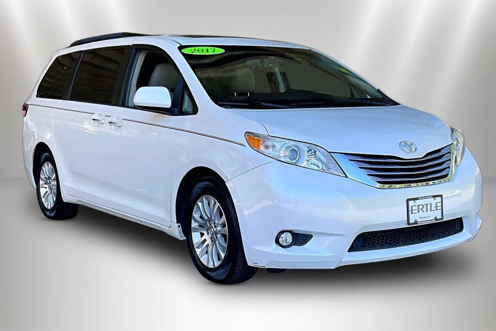 Used 2017 Toyota Sienna XLE FWD image 1