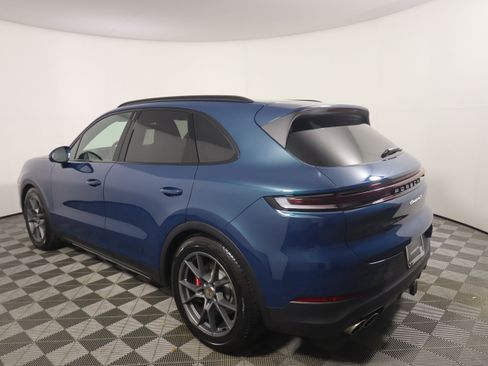 Used 2025 Porsche Cayenne S AWD/4WD image 3