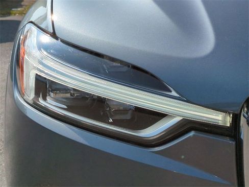 Used 2021 Volvo XC60 T5 Momentum w/ Premium Package image 10