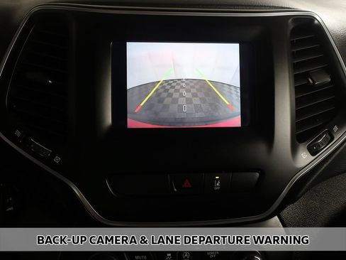 Used 2021 Jeep Cherokee Latitude FWD image 3