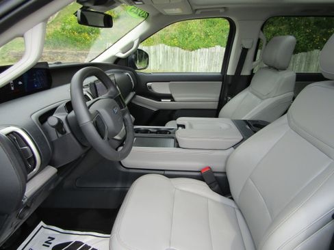 Used 2025 Ford Expedition Active AWD/4WD image 11