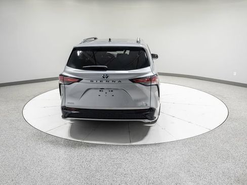 Used 2021 Toyota Sienna XSE FWD image 33