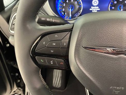 Used 2025 Chrysler Pacifica Limited image 23