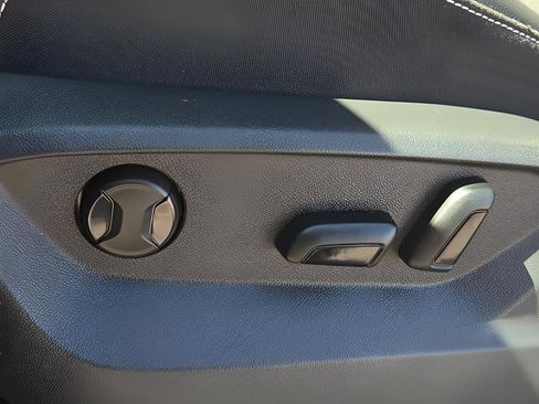 Used 2025 Volkswagen Atlas SE image 16