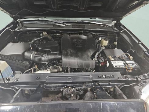 Used 2018 Toyota Tacoma TRD Sport image 11