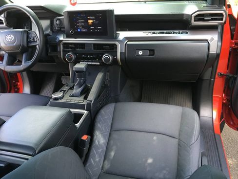 Used 2025 Toyota Tacoma SR5 AWD/4WD image 32