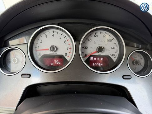 Used 2010 Volkswagen Routan SE FWD image 26