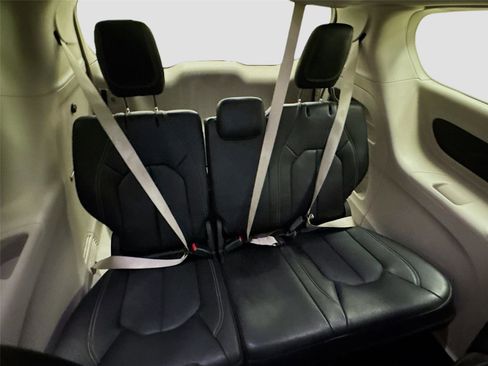 Used 2023 Chrysler Pacifica Touring-L image 26