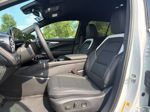 Used 2025 Chevrolet Blazer EV LT AWD/4WD image 9