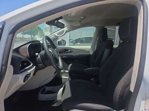 Used 2023 Chrysler Voyager LX FWD image 9