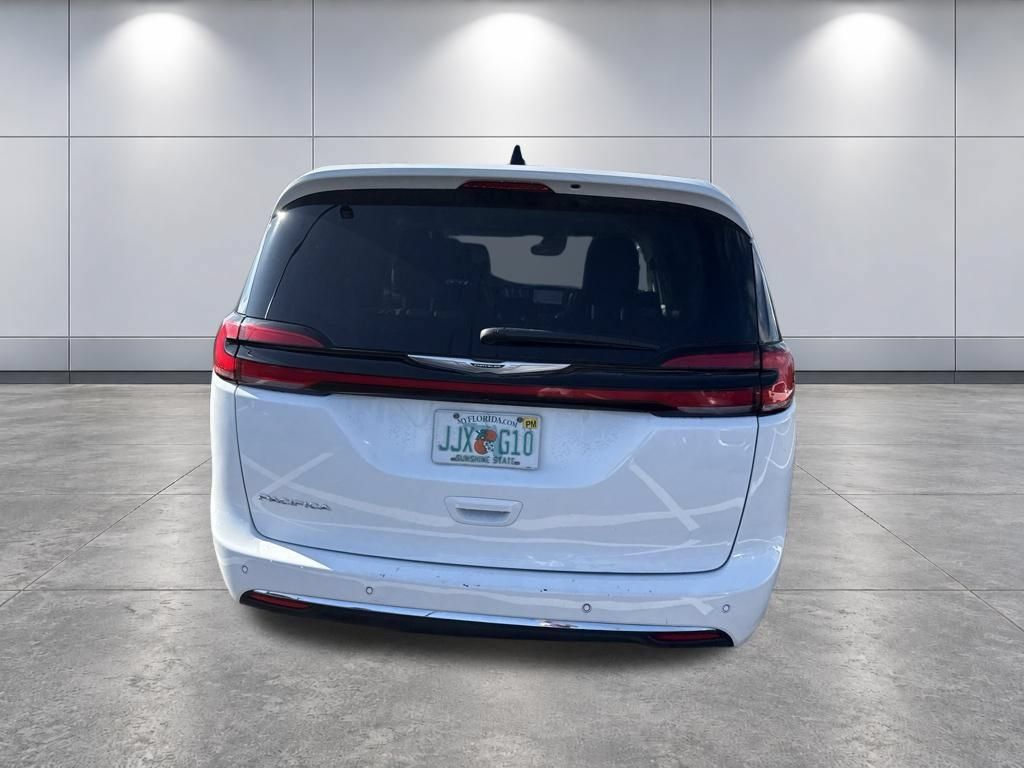 Used 2023 Chrysler Pacifica Touring-L FWD image 6