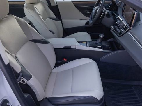 Used 2025 Lexus ES 300h w/ Premium Package image 21