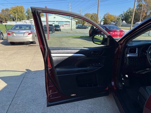 Used 2015 Toyota Highlander LE image 7