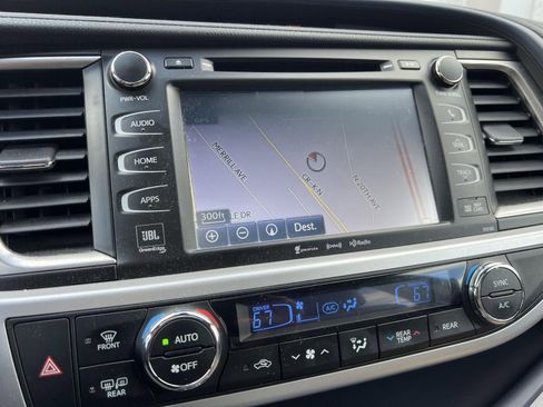 Used 2017 Toyota Highlander Limited AWD/4WD image 9
