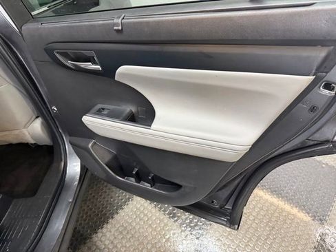 Used 2023 Toyota Highlander XLE FWD image 36