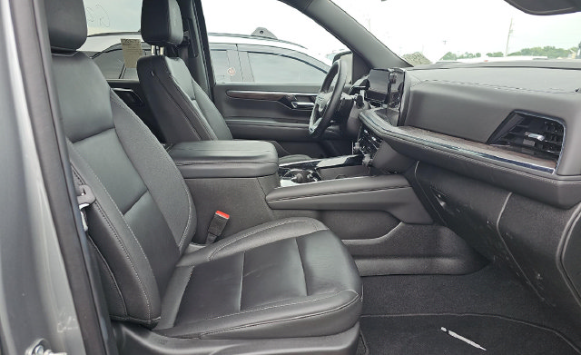 Used 2025 Chevrolet Suburban Z71 AWD/4WD image 12