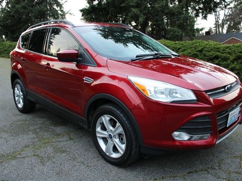 Used 2016 Ford Escape SE w/ Equipment Group 201A image 2