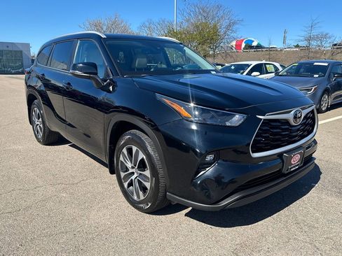Used 2024 Toyota Highlander XLE AWD/4WD image 12