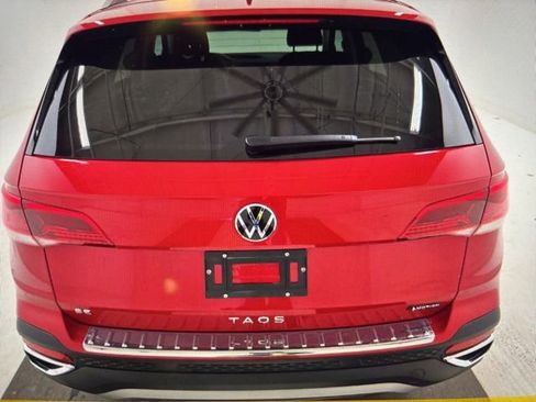 Used 2024 Volkswagen Taos SE w/ Panoramic Sunroof Package image 5