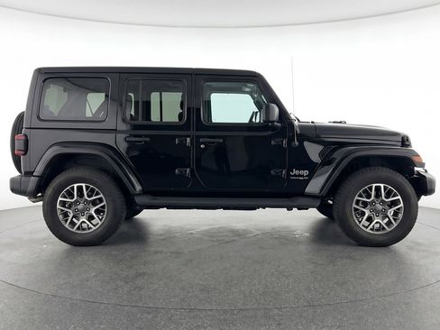 Used 2025 Jeep Wrangler Sahara image 11