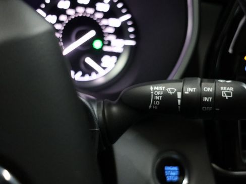 Used 2020 Toyota Highlander XLE image 29