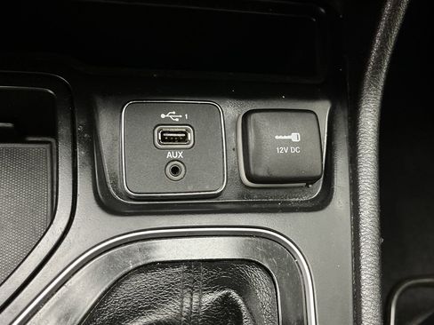 Used 2021 Jeep Cherokee Latitude Plus FWD image 21