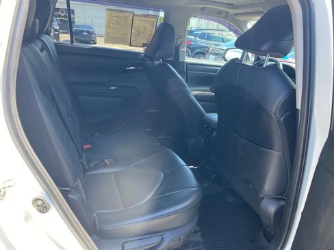 Used 2021 Toyota Highlander XLE AWD/4WD image 15