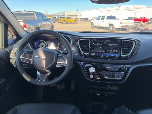 Used 2025 Chrysler Pacifica Select image 13