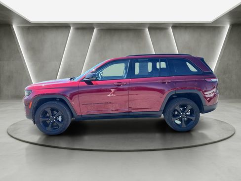 Used 2023 Jeep Grand Cherokee Limited w/ Black Appearance Package AWD/4WD image 4