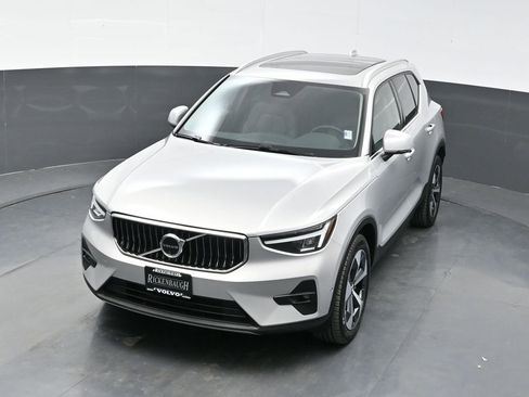 Used 2025 Volvo XC40 B5 Plus image 27