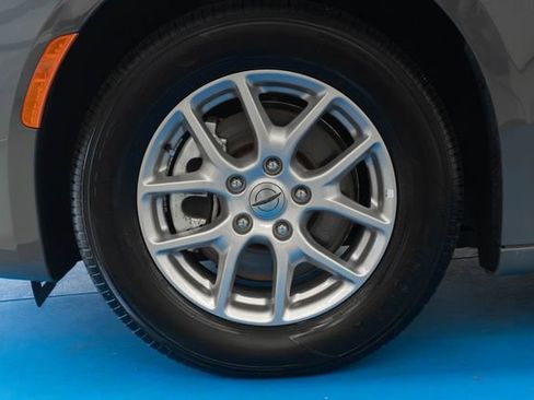 Used 2025 Chrysler Pacifica Select FWD image 2
