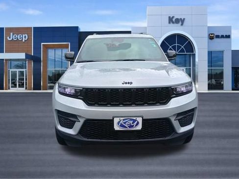 Used 2023 Jeep Grand Cherokee Altitude AWD/4WD image 9