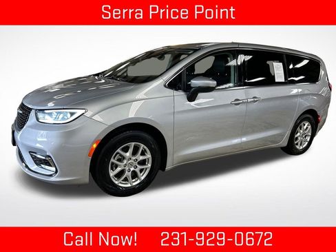 Used 2023 Chrysler Pacifica Touring-L FWD image 1