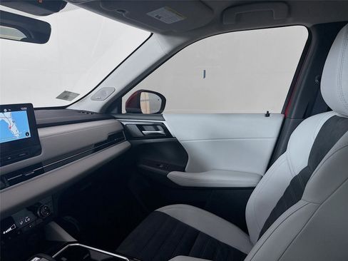 Used 2025 Mitsubishi Outlander SE image 20