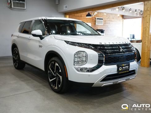 Used 2025 Mitsubishi Outlander SE image 3