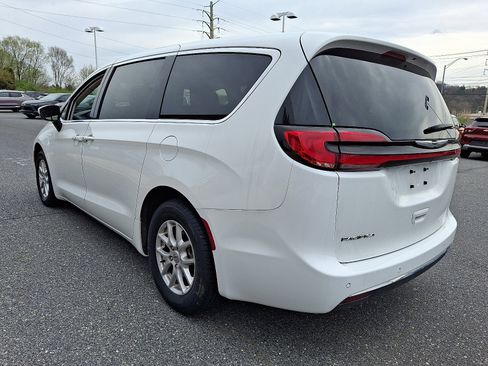 Used 2023 Chrysler Pacifica Touring-L FWD image 5