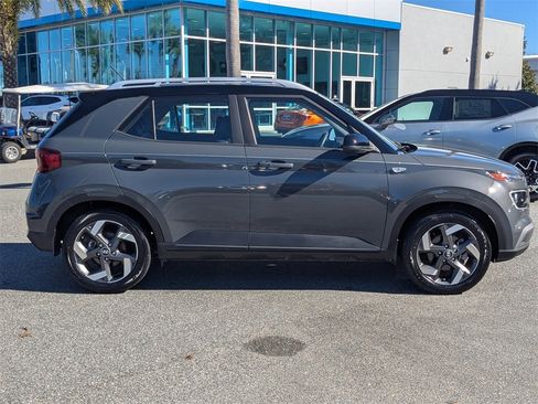 Used 2023 Hyundai Venue Limited image 2