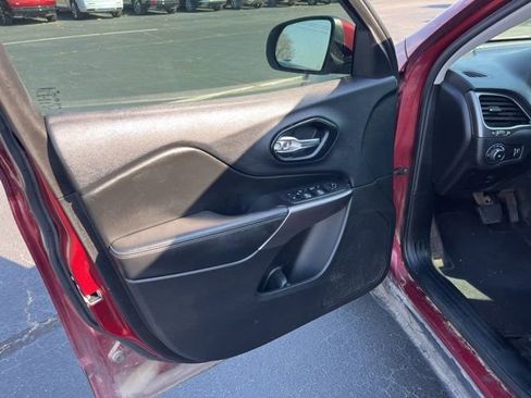 Used 2019 Jeep Cherokee Latitude w/ Popular Appearance Group FWD image 6