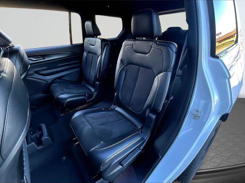 Used 2023 Jeep Grand Cherokee L Laredo image 26