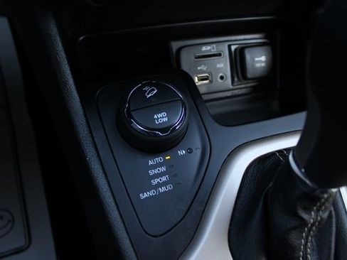 Used 2015 Jeep Cherokee Limited w/ Luxury Group AWD/4WD image 18