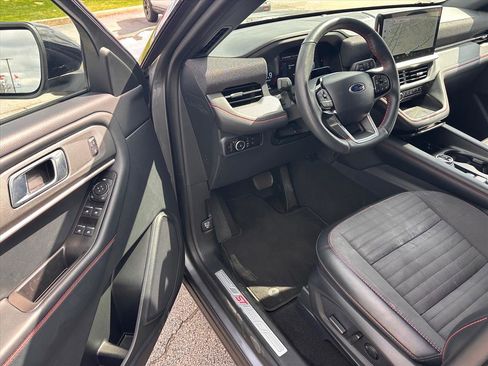 Certified 2025 Ford Explorer ST-Line w/ ST-Line Street Pack image 9