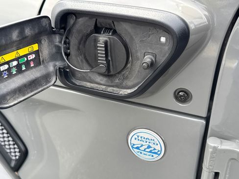 Used 2021 Jeep Wrangler Unlimited Sahara AWD/4WD image 9