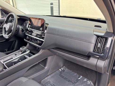 Used 2024 Nissan Pathfinder SV FWD image 13