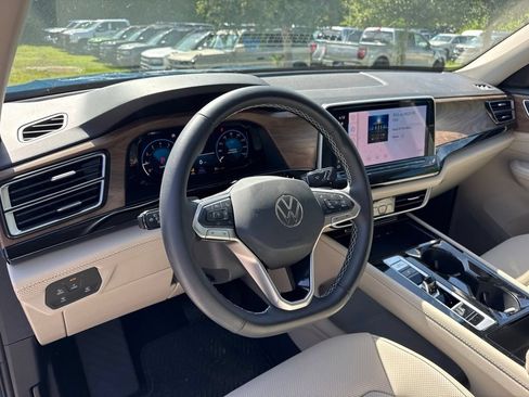Used 2025 Volkswagen Atlas SE w/ Panoramic Sunroof Package FWD image 9