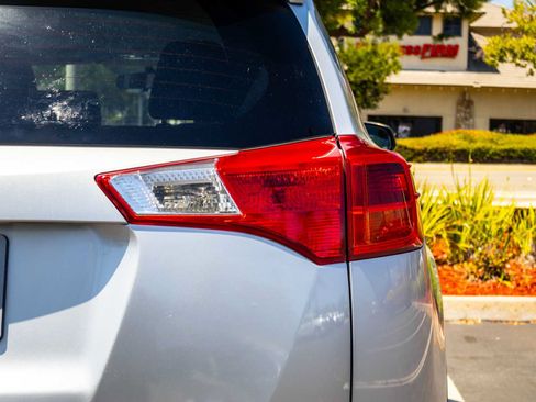 Used 2015 Toyota RAV4 LE FWD image 10